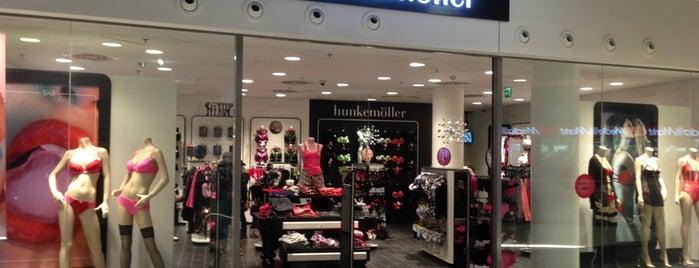 Hunkemöller is one of Nikさんのお気に入りスポット.