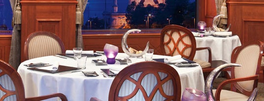 The Ritz Carlton, Cintemani Restaurant is one of Posti che sono piaciuti a Begum.