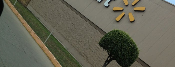 Walmart is one of Tempat yang Disukai Joaquin.