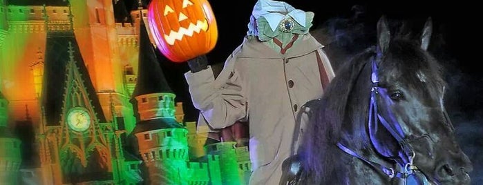 Mickey's "Boo-to-You" Halloween Parade is one of Jeanine 님이 좋아한 장소.