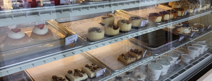 Magnolia Bakery is one of Riyad-🌴💗.