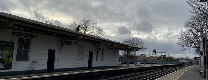 Wandsworth Town Railway Station (WNT) is one of Locais curtidos por Carl.