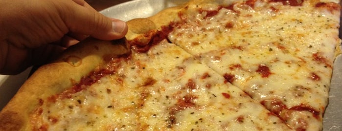Tony's Pizza & Restaurant is one of Lugares favoritos de Chris.