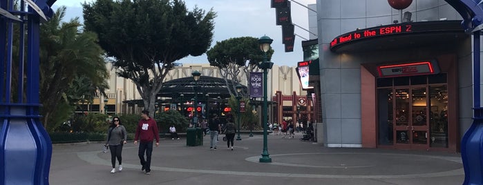 Downtown Disney District is one of Lieux qui ont plu à Kim.