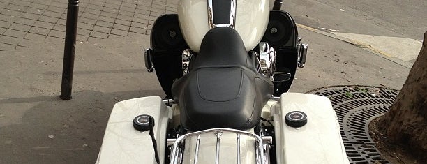 Harley Davidson Étoile is one of Lugares favoritos de Benoit.