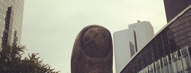 Place Carpeaux is one of La Défense.