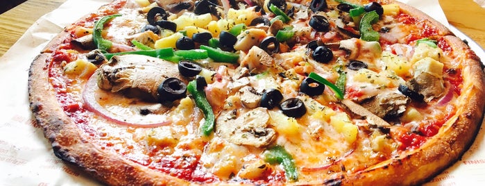Blaze Pizza is one of Lugares favoritos de Carlo.