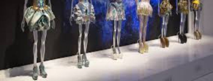 Alexander McQueen Exhibit is one of 런던.