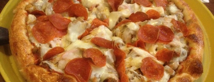 Georgio's Pizza is one of Locais salvos de Scott.