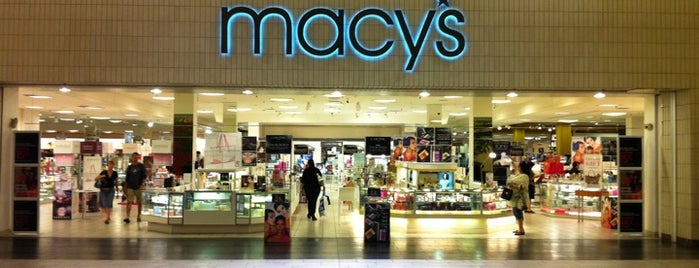 Macy's is one of Lugares favoritos de Donna Leigh.