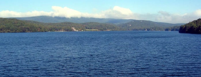 Lake Arrowhead is one of Lugares favoritos de Jennifer.
