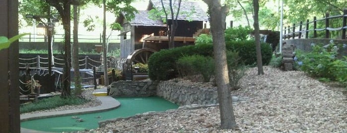 Sugar Creek Mini Golf is one of Apoorv : понравившиеся места.