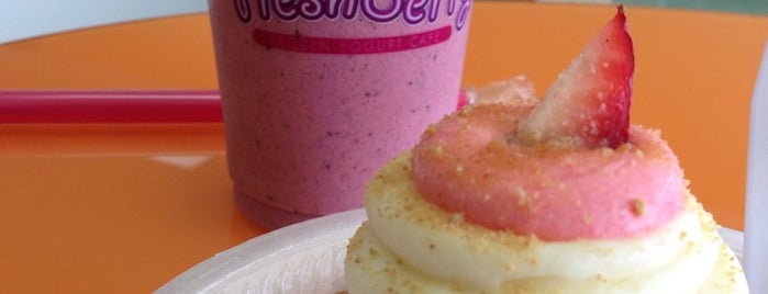 Freshberry/Smallcakes is one of Tempat yang Disukai Carolina.