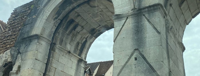 La porte d'Arroux is one of Must see in Autun.