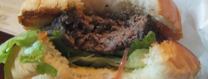 Doug's Burger is one of 宮古島お気に入り.