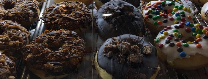 Sugar Shack Donuts is one of Locais curtidos por Dino.