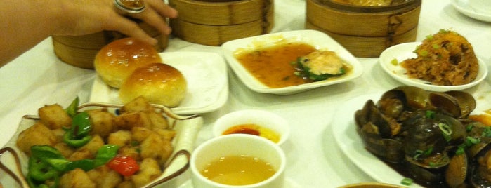 Asian Jewels Seafood Restaurant 敦城海鲜酒家 is one of Dim Sum Places To Hit Up in NYC.