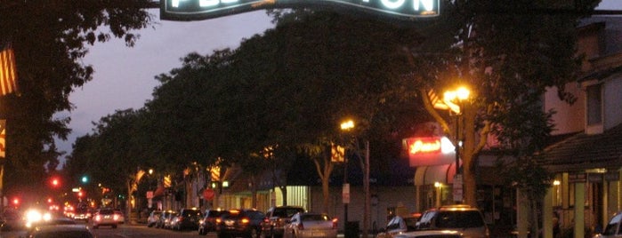 Downtown Pleasanton is one of Lugares favoritos de Andrew.