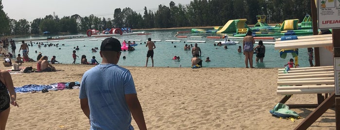 Wake Island Water Sports is one of สถานที่ที่ Omer ถูกใจ.