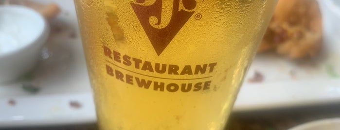 BJ's Restaurant & Brewhouse is one of Date Spots.