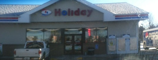 Holiday Stationstores is one of Locais curtidos por Randee.