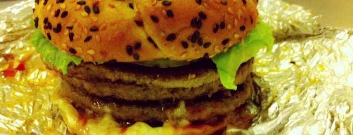 Army Navy Burger + Burrito is one of Tempat yang Disukai Joco.