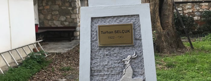 Turhan Selçuk Karikatürlü Ev is one of สถานที่ที่ Nalan ถูกใจ.