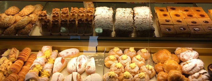 Pasticceria Tonolo is one of {Venice for a day}.