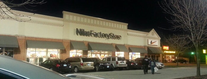 Nike Factory Store is one of Tempat yang Disukai Kyle.
