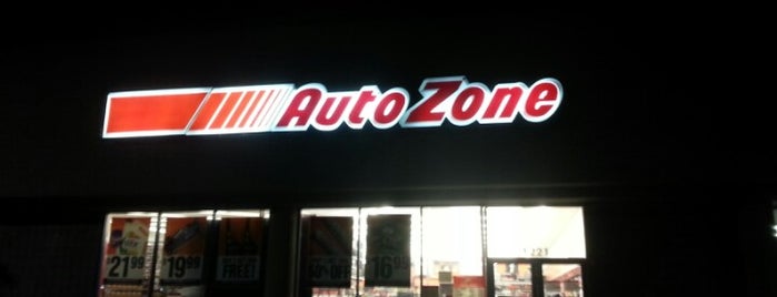 AutoZone is one of Lugares favoritos de Vicky.