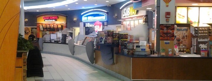Valley West Mall Food Court is one of Lugares favoritos de Meredith.