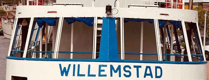 Willemstad Ferry is one of Круизы.