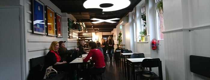 Crosstown Doughnut & Coffee Bar is one of Tempat yang Disukai Lilomultipas.