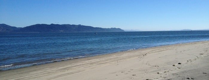 Columbia River Spit is one of Tempat yang Disukai John.