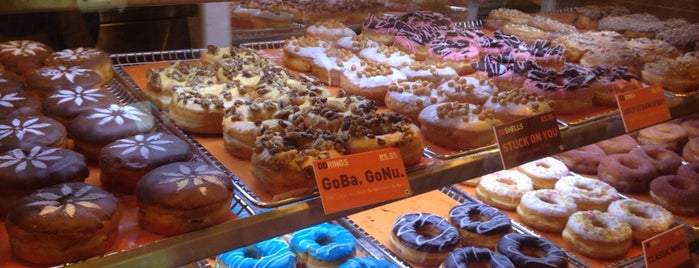 Dunkin' is one of Locais curtidos por Umesh.