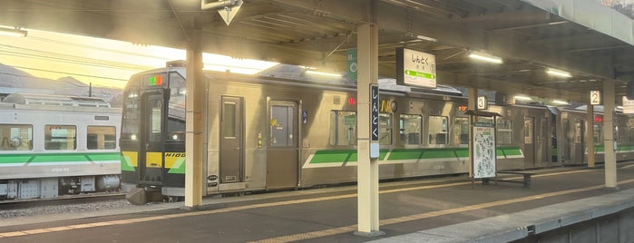 Shintoku Station is one of 都道府県境駅(JR).