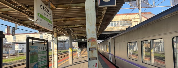 Tomakomai Station (H18) is one of JR北海道 札幌・函館近郊路線.