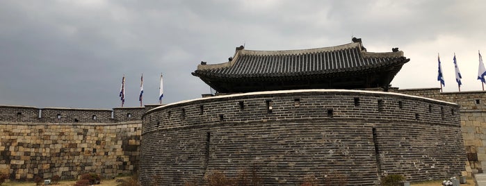 Hwaseomun (the West Gate) is one of 우리동네.