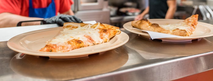 Elizabeth's Pizza & Italian Restaurant is one of Posti che sono piaciuti a Katie.