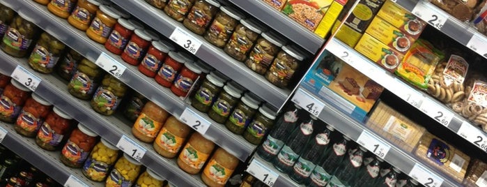Carrefour Market is one of Lugares favoritos de Catherine.