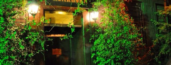 Neakhora Cafe is one of Tatlis kafeler.