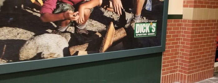 DICK'S Sporting Goods is one of Lugares favoritos de Gayla.