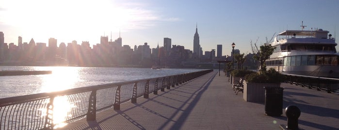 NY Waterway Ferry Terminal Hoboken 14th Street is one of สถานที่ที่ Tim ถูกใจ.