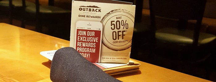 Outback Steakhouse is one of Loriさんのお気に入りスポット.