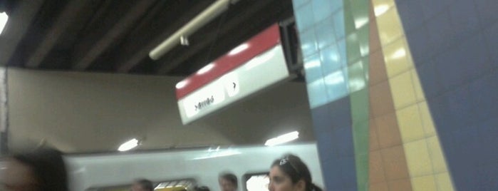 Metro De Santiago - linea 1 is one of cotidianos.