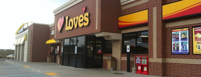 Love's Travel Stop is one of martín’s Liked Places.