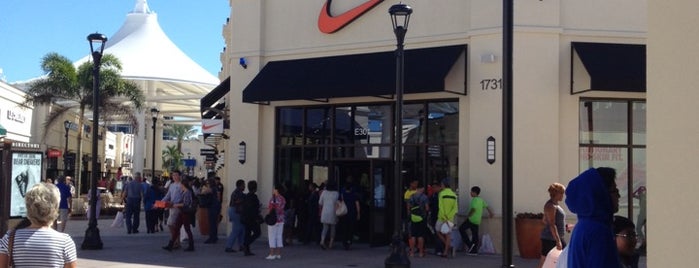 Nike Factory Store is one of Lieux qui ont plu à Del.