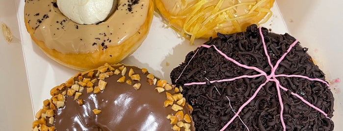Big Apple Donuts & Coffee is one of Kuching' Daily Spots.