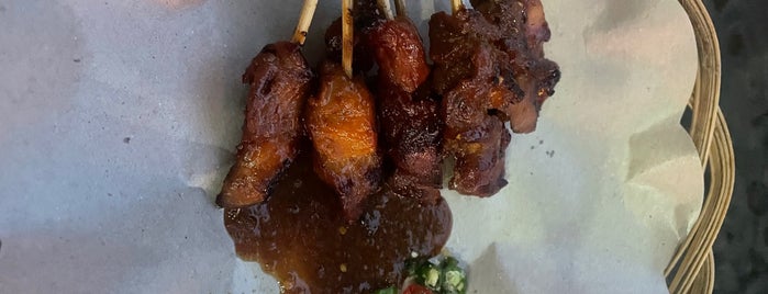 Sate Babi Deus is one of Tempat yang Disukai Ibu Widi.