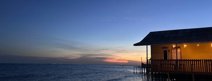 The Beach Le Grandeur Hotel is one of Balikpapan.